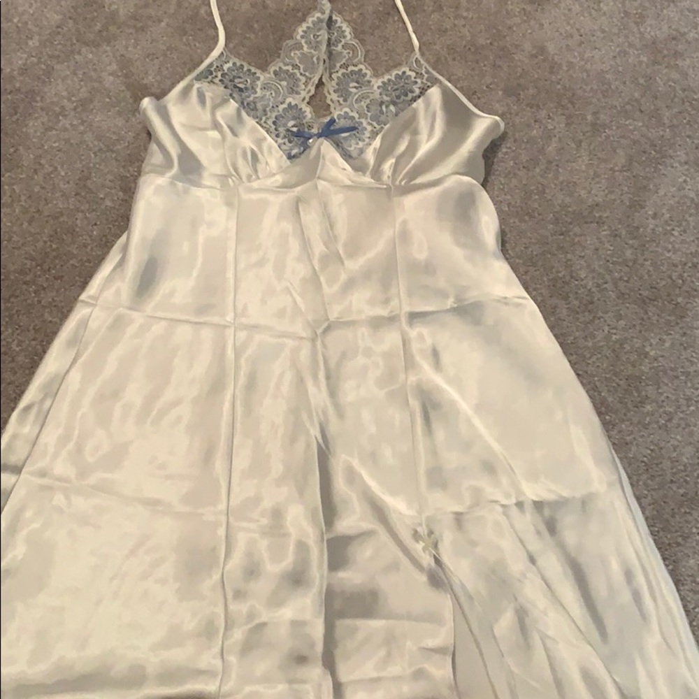 Linea Donatella White and Blue Chemise Set - Picture 3 of 7